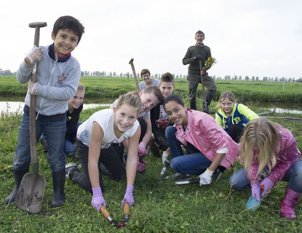 Kinderen werken op Natuur-ei-land